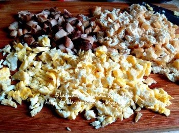 step4: 豆腐卜切細粒 , 冬菇切細粒 , 蛋碎再切碎 , 椰菜切碎