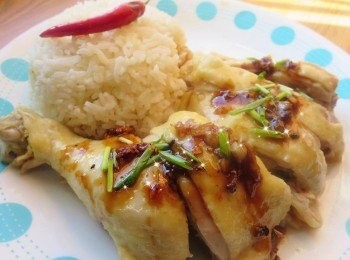 step4: 打開飯鍋，取出雞腿剁塊，然後灑上蒜香油，就可享用美味海南雞飯啦!