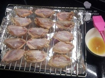 step3: <a href="https://bit.ly/3zHU5V3" target="_blank" data-keyword="雞翼" class="guide-link"><strong>雞翼</strong></a> <span style="display:inline-block;vertical-align:middle;margin-top:-3px;color:initial;border-radius:3px;padding:2px 3px;font-size:12px;line-height:14px;background:#87d300;color:#fff;">即買</span> 先反轉鋪網架，掃上<span class="group_3">汁料</span>焗10分鐘