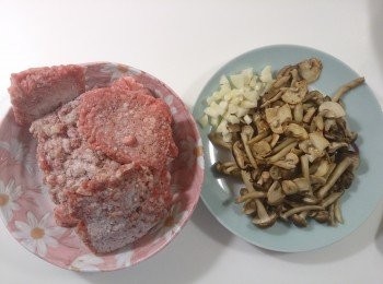 step1: 洋菇、香菇切片，鴻禧菇根部切掉後剝散開，將所有菇類用平底鍋不加油中小火乾煎至出水後，再炒至表面微微金黃、香氣出來後備用