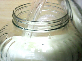 step11: 加入汆燙水時, 只需至8-9分滿。白菜在發酵時會浮在水面, 所以汆燙水的小葉片需過濾掉, 以減低發酵時的敗壞機會。