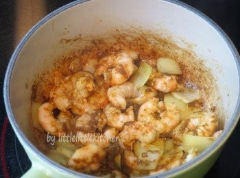 step4: 用油爆香洋蔥，下咖喱醬、水、蝦肉炒香