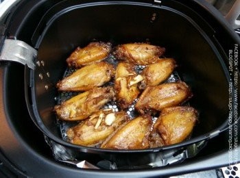 step2: 香茅洗淨，撕去表面兩層硬皮，留根部一截，用刀背拍鬆，切碎。