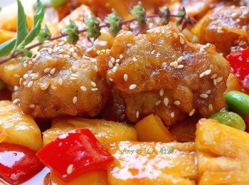 step10: 利用鳳梨天然的酸甜加上糖醋醬汁的美味,搭配酥脆外皮的排骨肉一起享用,酸酸甜甜的口感真開胃啊!