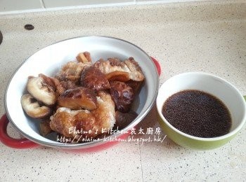 step8: 熄火焗20分鐘後將材料同炆鴨腳的汁料分別盛起