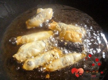 step5: 用中火炸至微黃後改大火炸至金黃起鍋