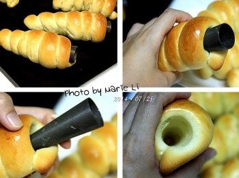 step9: 出爐的麵包最好拿離開烤盤放涼
以免烤盤的溫度讓麵包底部變得過於乾硬

待麵包涼了後
一手抓著麵包，一手拿著螺管
將螺管稍微轉動即可輕鬆脫模
麵包體會留下漂亮的空間
是填裝《鮮奶油霜》餡料的地方