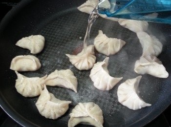 step7: 加入150ml食用開水,蓋上蓋水滾後中慢火煮至水份完全蒸發便可