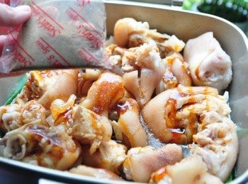 step7: 再放入我發現的小秘方鹽焗雞風味香料包，成份有(玉米粉、小茴香、八角、桂皮、花椒、芫荽子、薑、甘草、南薑、鹽、糖、木薯片萃取物、甘蔗萃取物) 就像一個滷包一樣