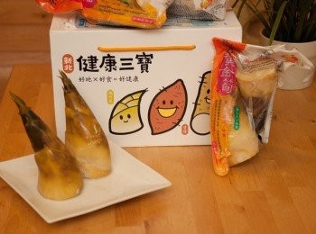 step2: 拆開盒子，裡面是密封包裝，拆開是熟竹筍了