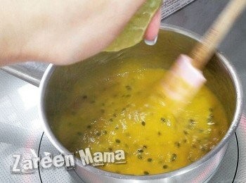 step3: 將芒果蓉放入鍋內。
加入百香果及糖，以細火慢煮，煮時攪拌避免煮燶，煮大約35分鐘。 加入青檸汁，再煮 5 分鐘，熄火。