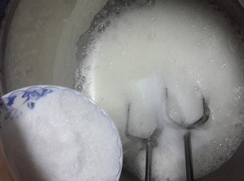 step8: 加入1/3細砂糖，繼續打發。 
 
打發至能拉出微尖角後， 加入剩餘的1/2糖，再繼續打發。
