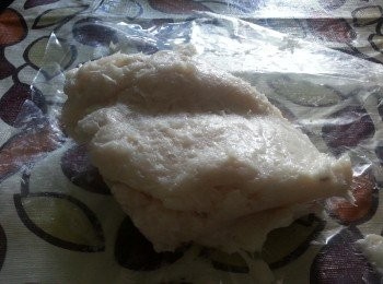 step3: 墨魚膠，可以在淡水魚擋購買到，這個墨魚膠，足14兩，記得已經調好味，不需要加入任何味道