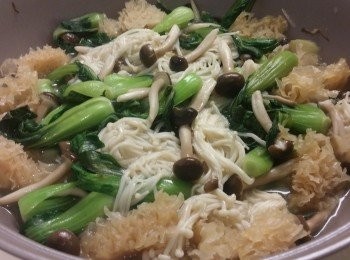 step2: 先爆香薑片炒小棠菜後加上上湯和調味再將所有材料一同煮,煮到自己喜歡的軟硬度就可以原煲上枱。