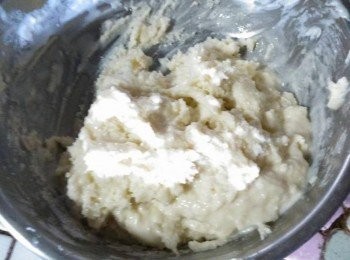 step5: 地瓜粉分兩次倒入用筷子攪拌成團（有點半泥狀）