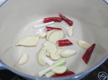 step1: 蔥及辣椒切段..蒜頭略拍..薑切片!! 一起放入鍋內爆香!!!