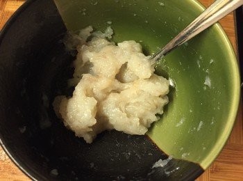 step3: 放入大碗, 加入鹽和胡椒粉順時針攪勻直至起膠