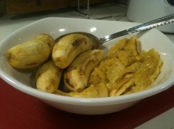 step3: 將熟透的香蕉剝皮後，放入碗中，用湯匙將香蕉壓成香蕉泥。