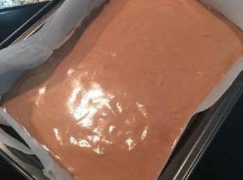 step11: 裝入模具中，要提起模具輕敲桌面，讓底下的空氣跑出來。入烤箱用170度烤18-20分鐘