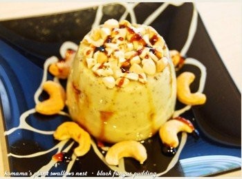 step4: 將腰果用手掰成兩半後，擺放在四周，最後再淋上焦糖醬。