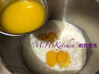 step22: 加入蛋,牛油溶液用攪拌機攪均成漿