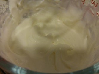 step4: 忌廉加入糖和煉奶,用電動打蛋器打發8成企身加入芒果蓉,再次用電動打蛋器打混忌廉和芒果蓉。