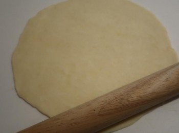 step5: 接著做包餡的步驟，取個二次發酵的麵團，將它桿開。