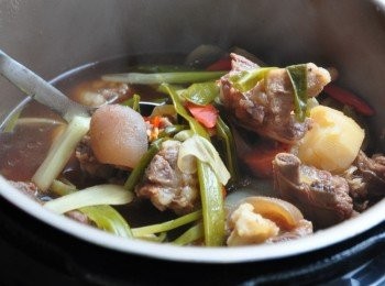 step5: 這是第一次開蓋的顏色，羊肉仍然硬硬的，一樣重複步驟四再燉煮一次，悶鍋15分鐘打開即可