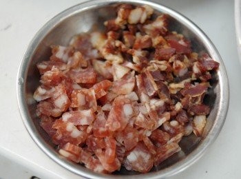 step1: 將臘腸，臘肉，瑤柱等切細備用