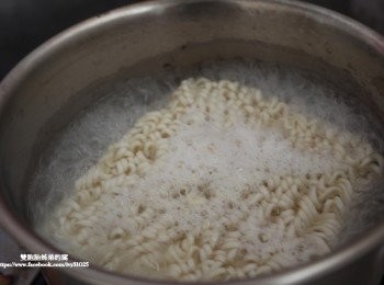 step3: 用鍋子將水煮開，再將味味麵麵條放進去鍋子裡，稍為 煮15-30秒[依個人喜好麵條軟度而定]。