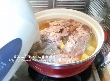 step6: 加入火雞穀及熱水拌勻煮滾後用中火煲15分鐘 , 轉慢火蓋上蓋煲2小時