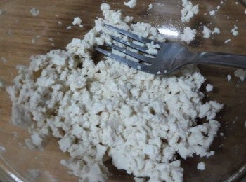 step3: 放到大碗中 , 用叉子把豆腐壓碎