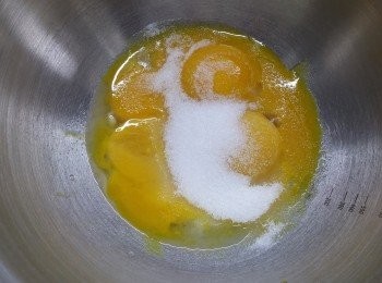 step2: 蛋黃加20g砂糖，隔水坐熱拌勻，直至蛋黃糊變"杰"，顏色變淡