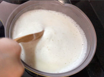 step5: 然後豆漿用大火煮滾, 滾起之後即時轉細火，煮佢15分鐘，煮時久不久用木棒攪勻，否則會黐底及煮燶。