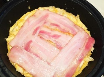 step5: 加入起司絲、培根片，煎至待餅皮可轉動且焦黃，即可翻面煎