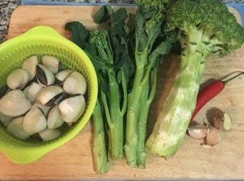 step1: 將吐好砂的蛤蜊外顆清洗乾淨備用。