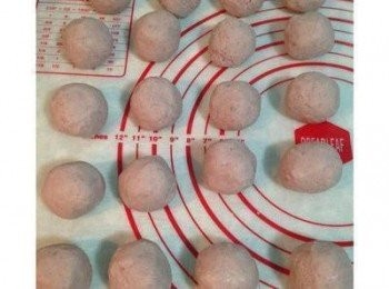 step1: 芋頭去皮切薄片蒸30-40分鐘,趁熱壓成泥,並加入奶油,糖及鮮奶油拌勻. 如有加紫山藥可以一起跟芋頭蒸,目的其實是為了增加芋泥的顏色.所以如果手邊沒有則不加也無妨.等芋泥放冷後每@30g 揉成一顆圓球,本次食譜將需20顆;