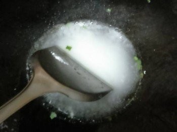 step7: 再落水同糖用小火煮到糖溶化