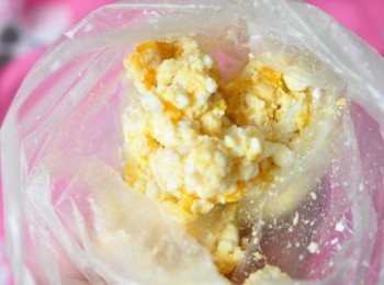 step6: 【金沙】就是鹹鴨蛋，取一塑膠袋放進剝皮後的鹹蛋，用力戳柔讓蛋黃與蛋白均勻揉碎