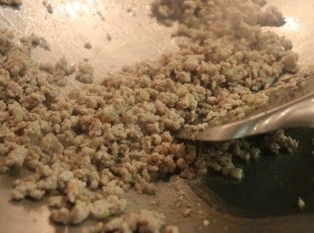 step3: 燒油鍋，下薑和蒜末炒香，加入豬絞肉炒散。