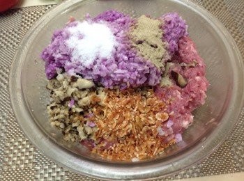 step1: 洋蔥、香菇切碎炒香（香菇先泡軟），豬絞肉拌攪到有黏性，櫻花蝦、紫色山藥切碎