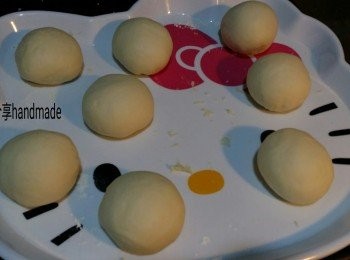 step5: 將麵糰平均分割8等份後，搓圓。