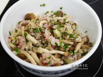 step2: 把所有材料(蛋除外)放入玻璃碗中攪勻，封保鮮紙放入微波爐煮2分鐘。