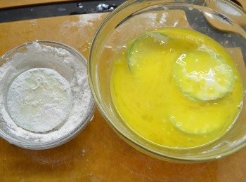 step4: 蛋打散成蛋汁，將翠肉瓜片均勻沾上麵粉，再放入蛋汁中沾一下。