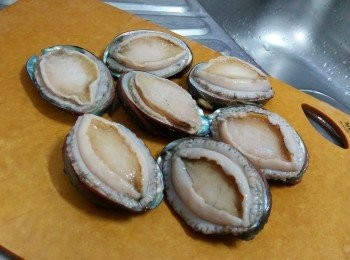 step1: 鮑魚用硬毛牙刷徹底洗擦乾淨，用熱水煮五分鐘至熟