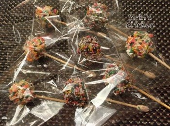 step7: 將棒棒糖裝入透明的包裝紙即可