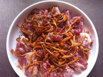 step3: 將蟲草花均勻的鋪在排骨上，加入1勺泡蟲草花的水，醃製片刻。