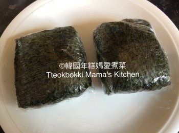 step11: 重覆步驟6至10包完另一片紫菜和其餘材料,用保鮮紙包實後待5分鐘,