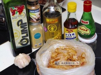 step1: <a href="https://bit.ly/3zHU5V3" target="_blank" data-keyword="雞翼" class="guide-link"><strong>雞翼</strong></a> <span style="display:inline-block;vertical-align:middle;margin-top:-3px;color:initial;border-radius:3px;padding:2px 3px;font-size:12px;line-height:14px;background:#87d300;color:#fff;">即買</span> 解凍，把水分充分抹乾，在<a href="https://bit.ly/3zHU5V3" target="_blank" data-keyword="雞翼" class="guide-link"><strong>雞翼</strong></a> <span style="display:inline-block;vertical-align:middle;margin-top:-3px;color:initial;border-radius:3px;padding:2px 3px;font-size:12px;line-height:14px;background:#87d300;color:#fff;">即買</span> 中間切一刀，把<a href="https://bit.ly/3zHU5V3" target="_blank" data-keyword="雞翼" class="guide-link"><strong>雞翼</strong></a> <span style="display:inline-block;vertical-align:middle;margin-top:-3px;color:initial;border-radius:3px;padding:2px 3px;font-size:12px;line-height:14px;background:#87d300;color:#fff;">即買</span> 和<span class="group_2">醃料</span>放入乾淨的膠袋中抓勻，把膠袋扎好(盡量不留空間)。