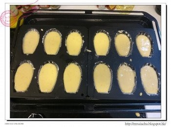 step8: 把蛋糕液倒入模中, 約8分滿。